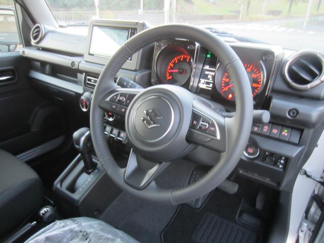 ステアリングのスイッチで追従機能付オートクルーズとオーディオ操作可能。