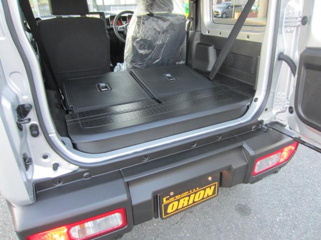 シートを倒す大きな荷物も載せられます。