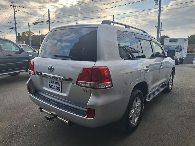 外装は全体的に大きなエグレやへこみなどはなくキレイな状態ですがコキズはいくつかございます。