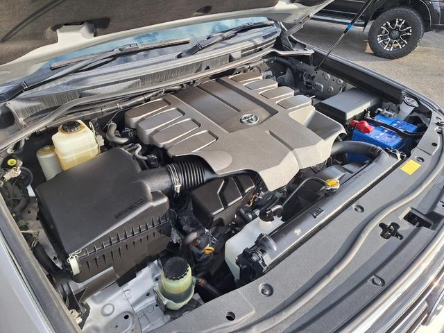 エンジンルーム右側より