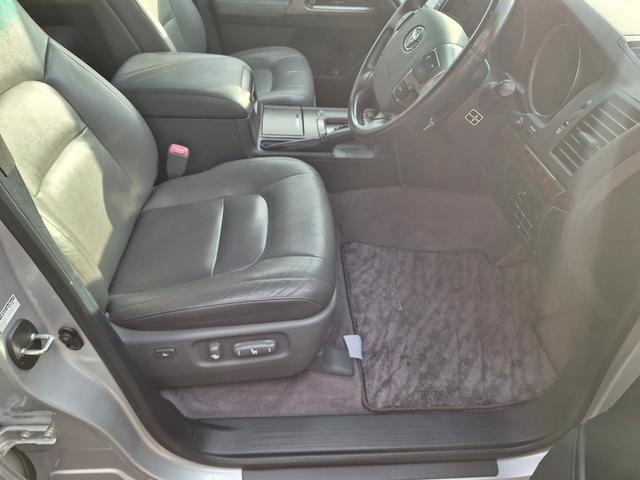 運転席シート　少し芳香剤臭ございますがたばこや嫌な臭いはございません。