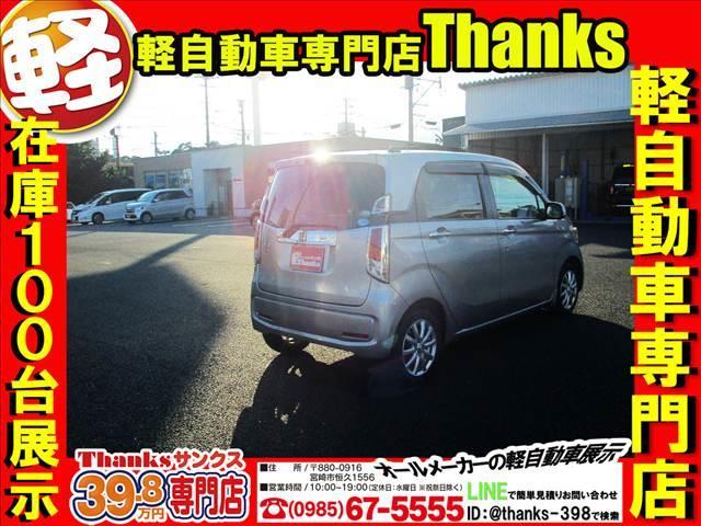 今の軽自動車ですが、意外と広い作りになっております。車輌の種類によっては普通自動車よりも室内が広く感じるお車も多数ございます。後部座席も足元広々です。トランクルームも広々でお荷物が沢山のせられますよ！