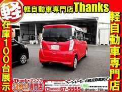 今の軽自動車ですが、意外と広い作りになっております。車輌の種類によっては普通自動車よりも室内が広く感じるお車も多数ございます。後部座席も足元広々です。トランクルームも広々でお荷物が沢山のせられますよ！ 5