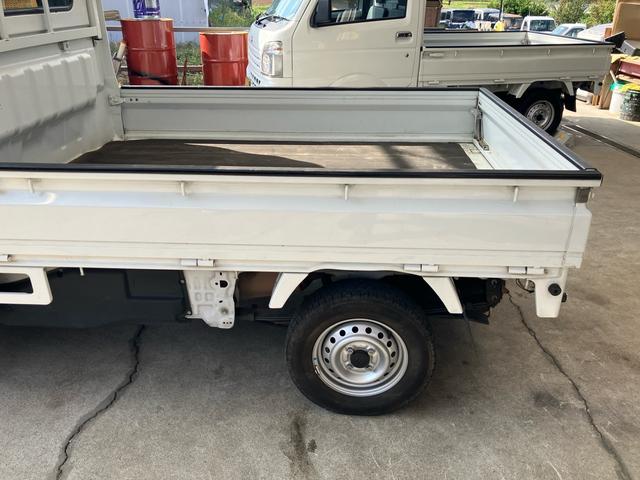 キャリイトラック KC 4WD 5速マニュアル エアコン パワステ 4WD用タイヤ4本新品 エアバッグ スペアキー バイザー 荷台マット あおりカバー 3方開(9枚目)