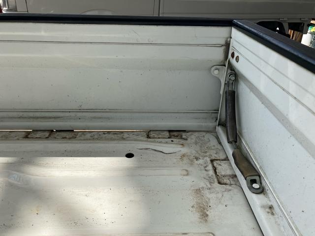 キャリイトラック KC 4WD 5速マニュアル エアコン パワステ 4WD用タイヤ4本新品 エアバッグ スペアキー バイザー 荷台マット あおりカバー 3方開(13枚目)