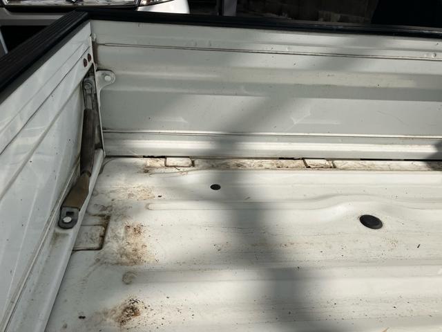 キャリイトラック KC 4WD 5速マニュアル エアコン パワステ 4WD用タイヤ4本新品 エアバッグ スペアキー バイザー 荷台マット あおりカバー 3方開(14枚目)