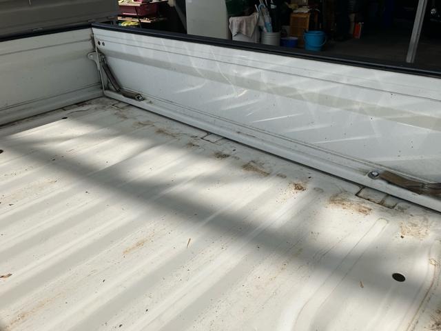 キャリイトラック KC 4WD 5速マニュアル エアコン パワステ 4WD用タイヤ4本新品 エアバッグ スペアキー バイザー 荷台マット あおりカバー 3方開(15枚目)