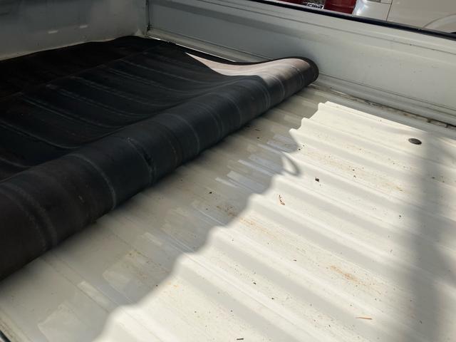 キャリイトラック KC 4WD 5速マニュアル エアコン パワステ 4WD用タイヤ4本新品 エアバッグ スペアキー バイザー 荷台マット あおりカバー 3方開(16枚目)