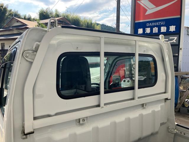 キャリイトラック KC 4WD 5速マニュアル エアコン パワステ 4WD用タイヤ4本新品 エアバッグ スペアキー バイザー 荷台マット あおりカバー 3方開(18枚目)