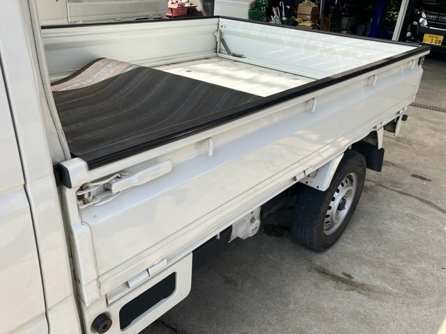 キャリイトラック KC 4WD 5速マニュアル エアコン パワステ 4WD用タイヤ4本新品 エアバッグ スペアキー バイザー 荷台マット あおりカバー 3方開(20枚目)