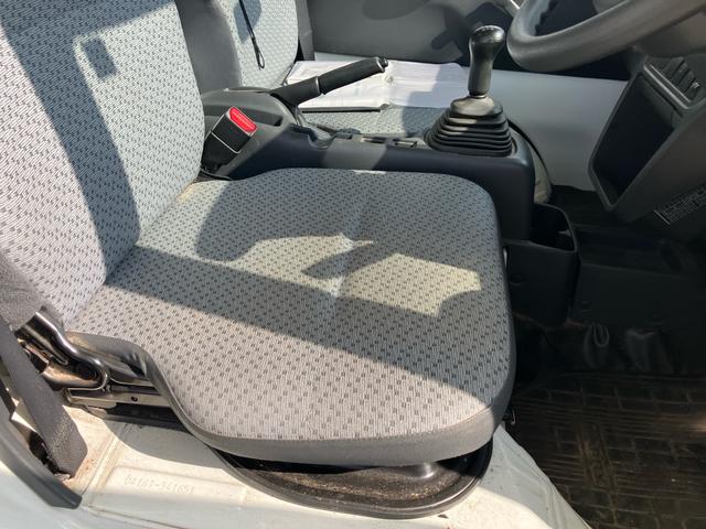 キャリイトラック KC 4WD 5速マニュアル エアコン パワステ 4WD用タイヤ4本新品 エアバッグ スペアキー バイザー 荷台マット あおりカバー 3方開(34枚目)