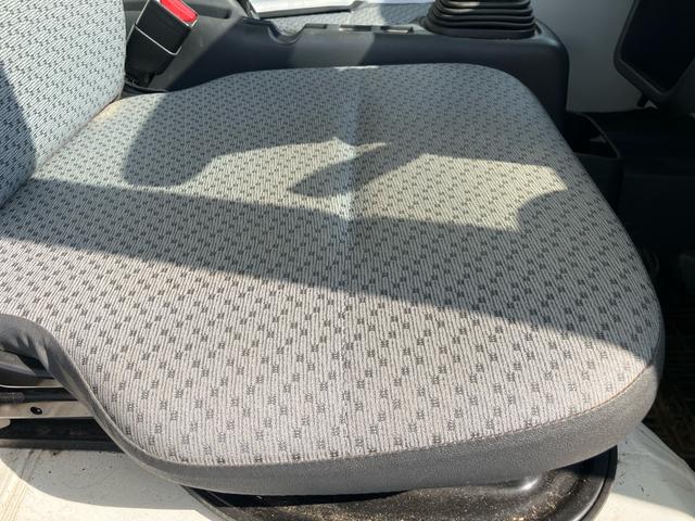 キャリイトラック KC 4WD 5速マニュアル エアコン パワステ 4WD用タイヤ4本新品 エアバッグ スペアキー バイザー 荷台マット あおりカバー 3方開(35枚目)