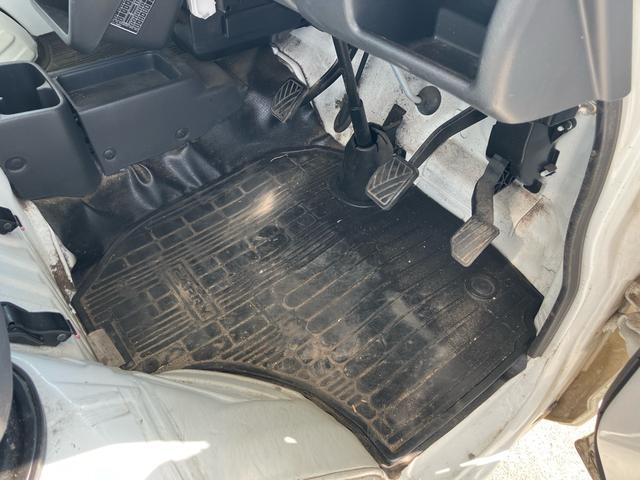 キャリイトラック KC 4WD 5速マニュアル エアコン パワステ 4WD用タイヤ4本新品 エアバッグ スペアキー バイザー 荷台マット あおりカバー 3方開(44枚目)