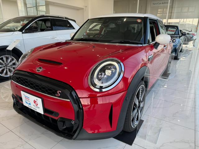 ＭＩＮＩ クーパーＳ　クラシック・トリム　禁煙車　ワンオーナー　レザーシートシートヒーター　１８インチＯＰアルミホイール　ヘッドアップディスプレイ　ワイヤレスチャージ　ＣａｒＰｌａｙ　ドライビングモード　クルコン　ＥＴＣ　ＢＣＳ認定整備保証付（3枚目）