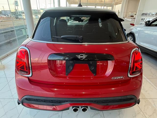 ＭＩＮＩ クーパーＳ　クラシック・トリム　禁煙車　ワンオーナー　レザーシートシートヒーター　１８インチＯＰアルミホイール　ヘッドアップディスプレイ　ワイヤレスチャージ　ＣａｒＰｌａｙ　ドライビングモード　クルコン　ＥＴＣ　ＢＣＳ認定整備保証付（6枚目）