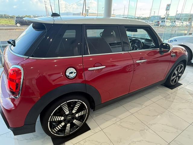 ＭＩＮＩ クーパーＳ　クラシック・トリム　禁煙車　ワンオーナー　レザーシートシートヒーター　１８インチＯＰアルミホイール　ヘッドアップディスプレイ　ワイヤレスチャージ　ＣａｒＰｌａｙ　ドライビングモード　クルコン　ＥＴＣ　ＢＣＳ認定整備保証付（8枚目）