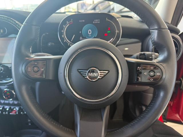 ＭＩＮＩ クーパーＳ　クラシック・トリム　禁煙車　ワンオーナー　レザーシートシートヒーター　１８インチＯＰアルミホイール　ヘッドアップディスプレイ　ワイヤレスチャージ　ＣａｒＰｌａｙ　ドライビングモード　クルコン　ＥＴＣ　ＢＣＳ認定整備保証付（12枚目）