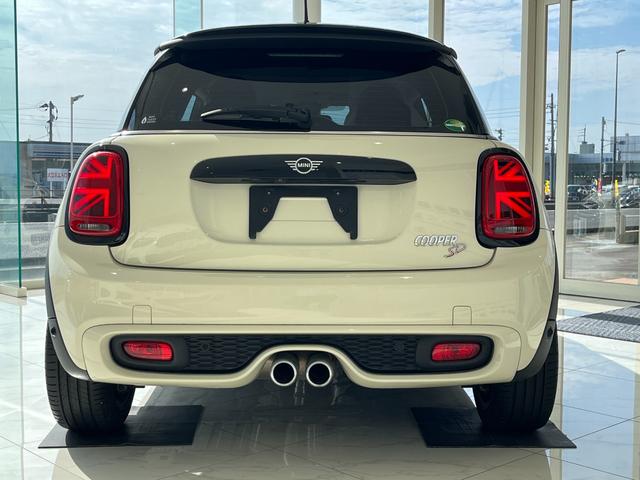 ＭＩＮＩ クーパーＳＤ　レザーシート＆シートヒーター　ＨＵＤ　ＡＣＣアクティブクルーズ　純正１７インチアルミ　ＬＥＤヘッドライト　バックカメラ　Ｂｌｕｅｔｏｏｔｈ　後付けＴＶ＆ＤＶＤ　禁煙車　ＢＣＳ認定整備保証１年（7枚目）