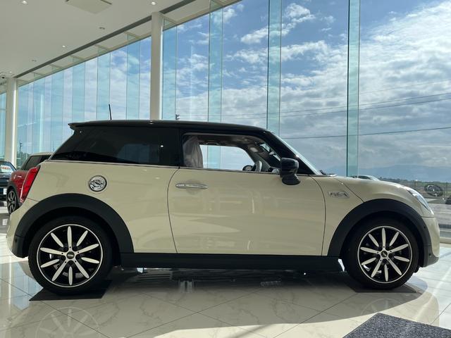 ＭＩＮＩ クーパーＳＤ　レザーシート＆シートヒーター　ＨＵＤ　ＡＣＣアクティブクルーズ　純正１７インチアルミ　ＬＥＤヘッドライト　バックカメラ　Ｂｌｕｅｔｏｏｔｈ　後付けＴＶ＆ＤＶＤ　禁煙車　ＢＣＳ認定整備保証１年（9枚目）