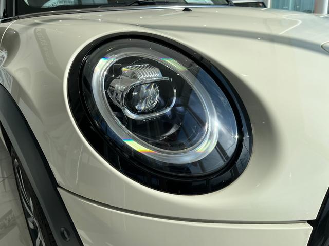 ＭＩＮＩ クーパーＳＤ　レザーシート＆シートヒーター　ＨＵＤ　ＡＣＣアクティブクルーズ　純正１７インチアルミ　ＬＥＤヘッドライト　バックカメラ　Ｂｌｕｅｔｏｏｔｈ　後付けＴＶ＆ＤＶＤ　禁煙車　ＢＣＳ認定整備保証１年（11枚目）