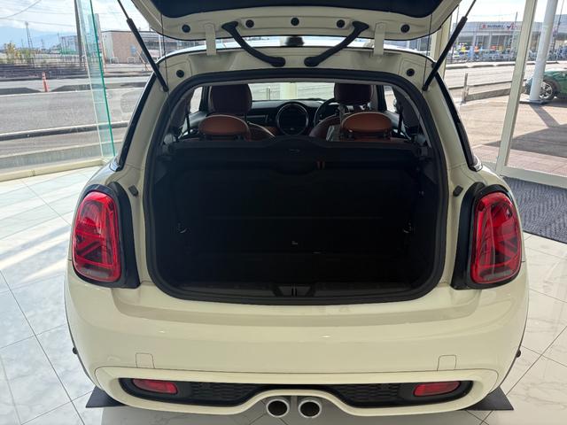 ＭＩＮＩ クーパーＳＤ　レザーシート＆シートヒーター　ＨＵＤ　ＡＣＣアクティブクルーズ　純正１７インチアルミ　ＬＥＤヘッドライト　バックカメラ　Ｂｌｕｅｔｏｏｔｈ　後付けＴＶ＆ＤＶＤ　禁煙車　ＢＣＳ認定整備保証１年（27枚目）