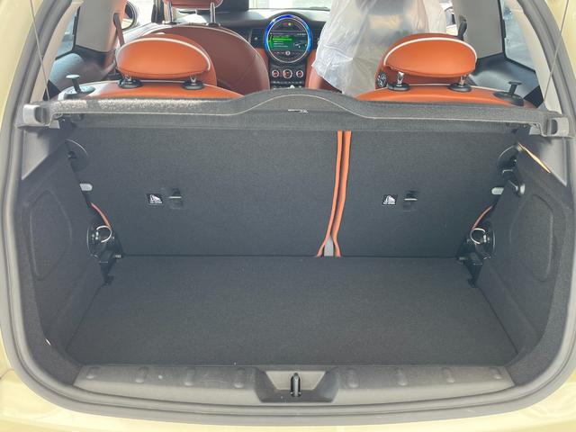 ＭＩＮＩ クーパーＳＤ　レザーシート＆シートヒーター　ＨＵＤ　ＡＣＣアクティブクルーズ　純正１７インチアルミ　ＬＥＤヘッドライト　バックカメラ　Ｂｌｕｅｔｏｏｔｈ　後付けＴＶ＆ＤＶＤ　禁煙車　ＢＣＳ認定整備保証１年（28枚目）