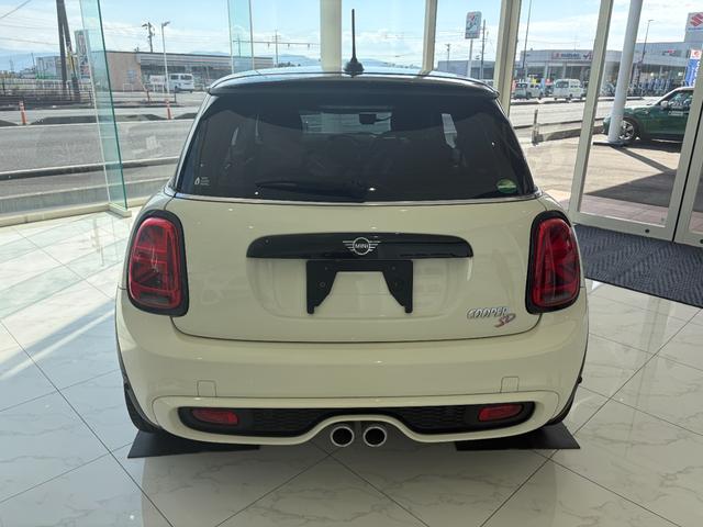 ＭＩＮＩ クーパーＳＤ　レザーシート＆シートヒーター　ＨＵＤ　ＡＣＣアクティブクルーズ　純正１７インチアルミ　ＬＥＤヘッドライト　バックカメラ　Ｂｌｕｅｔｏｏｔｈ　後付けＴＶ＆ＤＶＤ　禁煙車　ＢＣＳ認定整備保証１年（36枚目）