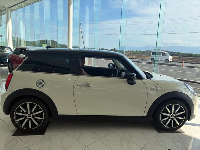 ＭＩＮＩ クーパーＳＤ　レザーシート＆シートヒーター　ＨＵＤ　ＡＣＣアクティブクルーズ　純正１７インチアルミ　ＬＥＤヘッドライト　バックカメラ　Ｂｌｕｅｔｏｏｔｈ　後付けＴＶ＆ＤＶＤ　禁煙車　ＢＣＳ認定整備保証１年（40枚目）