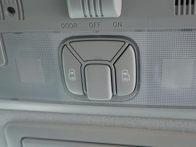 指先ひとつでドアオープン。【ワンアクション両側パワースライドドア】両手がふさがっていても、スイッチひとつでスライドドアが自動解錠＆自動オープンします。