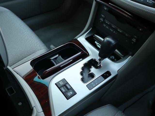 クラウン ロイヤルサルーン スペシャルナビパッケージ ETC オートクルーズコントロール バックカメラ ナビ アルミホイール オートライト HID AT スマートキー 電動格納ミラー 盗難防止システム CD ミュージックプレイヤー接続可 衝突安全ボディ(12枚目)