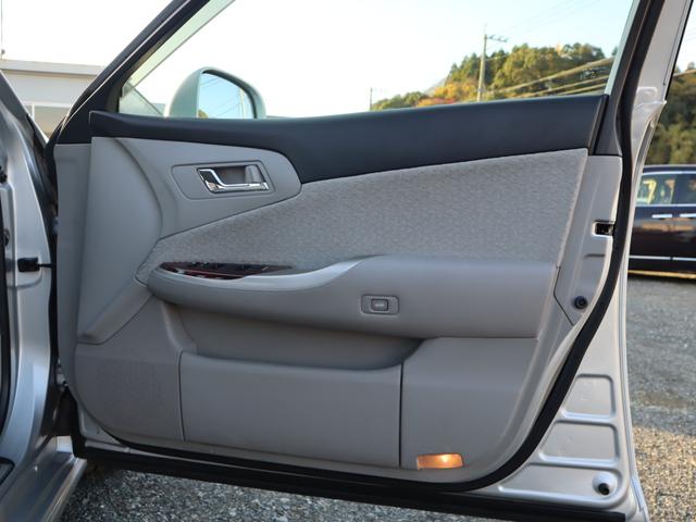 クラウン ロイヤルサルーン スペシャルナビパッケージ ETC オートクルーズコントロール バックカメラ ナビ アルミホイール オートライト HID AT スマートキー 電動格納ミラー 盗難防止システム CD ミュージックプレイヤー接続可 衝突安全ボディ(50枚目)