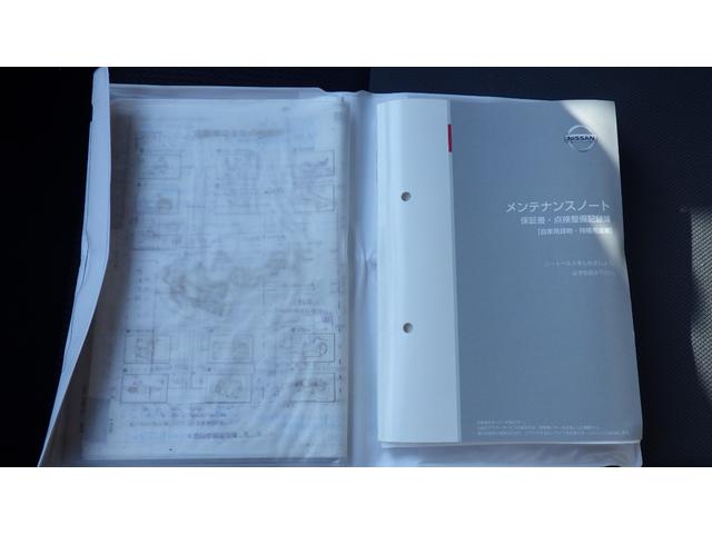 取扱説明書などは、しっかりとグローブボックスに収納されています。面倒がらずに、取扱説明書は読み込みましょうね♪