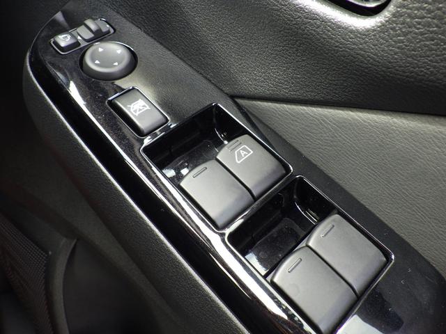 パワーウィンドウのスイッチですよ。運転席に居ながら窓を開け閉めのコントロールできますよ。