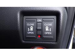 両側電動スライドドア装備！運転席よりボタン一つで開閉可能でございます。 7