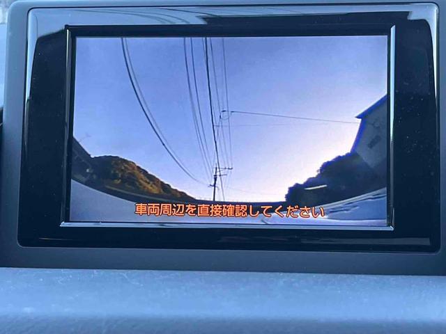 ギヤをリバースに入れると車両後方の映像を映し出し、バック時の後方視界をサポートするリヤビューカメラ！
