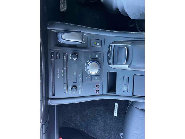 必ず使用するシフトレバー。確りと確認したいですね。