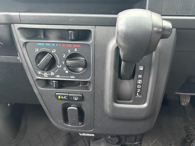 ハイゼットカーゴ クルーズターボＳＡＩＩＩ　車検８年９月・スマートアシスト・レーンサポート・オートマ・キーレス・リアソナー・アイドリングストップ（5枚目）