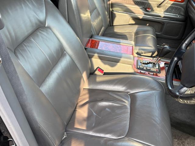 センチュリー 標準仕様車　デュアルＥＭＶパッケージ　Ｖ１２エンジン・純正アルミ・フェンダーミラー・シートヒーター・レザーシート・ナビ・キーレス・エアサスコントローラー・電動リアカーテン・パワーシート（3枚目）