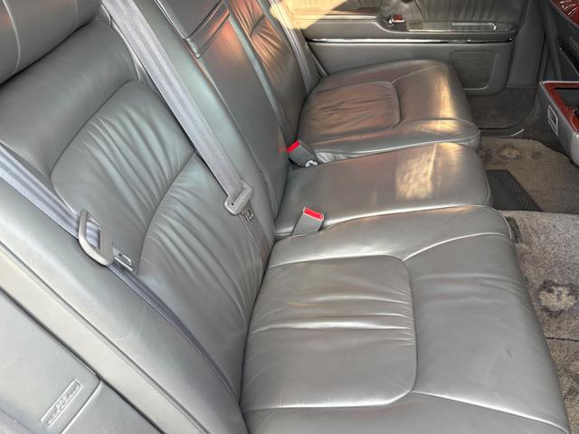 センチュリー 標準仕様車　デュアルＥＭＶパッケージ　Ｖ１２エンジン・純正アルミ・フェンダーミラー・シートヒーター・レザーシート・ナビ・キーレス・エアサスコントローラー・電動リアカーテン・パワーシート（4枚目）