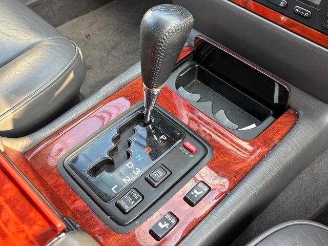 センチュリー 標準仕様車　デュアルＥＭＶパッケージ　Ｖ１２エンジン・純正アルミ・フェンダーミラー・シートヒーター・レザーシート・ナビ・キーレス・エアサスコントローラー・電動リアカーテン・パワーシート（7枚目）