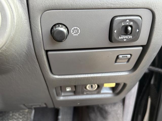 センチュリー 標準仕様車　デュアルＥＭＶパッケージ　Ｖ１２エンジン・純正アルミ・フェンダーミラー・シートヒーター・レザーシート・ナビ・キーレス・エアサスコントローラー・電動リアカーテン・パワーシート（8枚目）