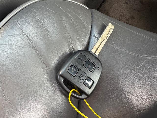 センチュリー 標準仕様車　デュアルＥＭＶパッケージ　Ｖ１２エンジン・純正アルミ・フェンダーミラー・シートヒーター・レザーシート・ナビ・キーレス・エアサスコントローラー・電動リアカーテン・パワーシート（9枚目）