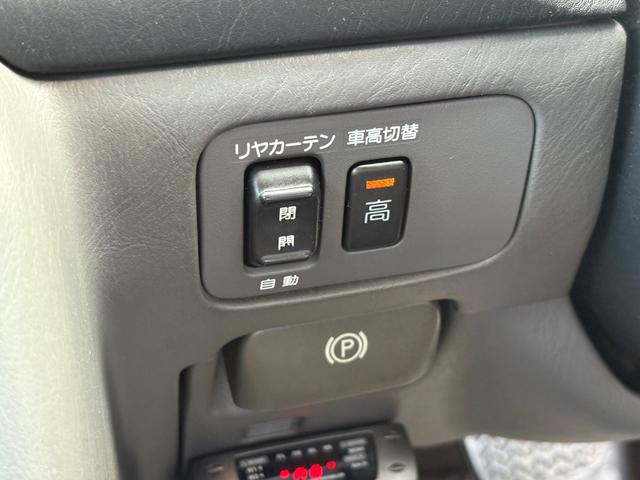 センチュリー 標準仕様車　デュアルＥＭＶパッケージ　Ｖ１２エンジン・純正アルミ・フェンダーミラー・シートヒーター・レザーシート・ナビ・キーレス・エアサスコントローラー・電動リアカーテン・パワーシート（11枚目）