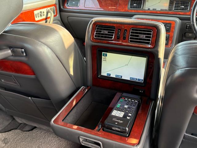 センチュリー 標準仕様車　デュアルＥＭＶパッケージ　Ｖ１２エンジン・純正アルミ・フェンダーミラー・シートヒーター・レザーシート・ナビ・キーレス・エアサスコントローラー・電動リアカーテン・パワーシート（13枚目）