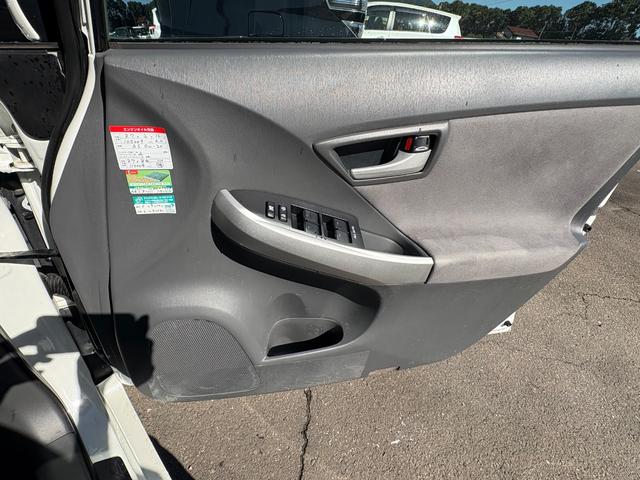 プリウス Ｓ　ハイブリッド・ナビ・ＴＶ・バックカメラ・純正アルミホイール・フォグ・ＥＴＣ・プッシュスタート・スマートキー（9枚目）