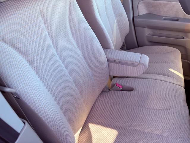 ベンチシートで室内広々！