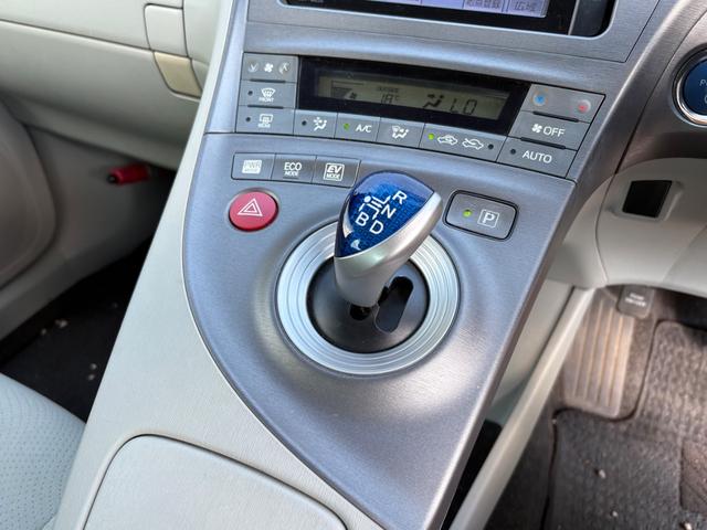 プリウス Ｓ　ハイブリッド・ナビ・ＴＶ・バックカメラ・ＥＴＣ・スマートキー・プッシュスタート・ＨＩＤ・フォグ（13枚目）