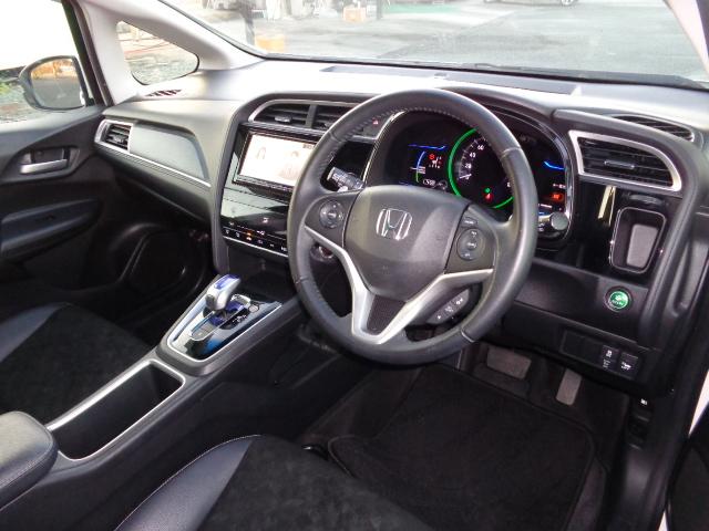 シャトル ハイブリッドＸ　純正ナビゲーション　パドルシフト　地デジテレビ　バックカメラ　レダーブレーキアシスト　オートライト　オートエアコン　オート格納ドアミラー　ＥＴＣ（17枚目）