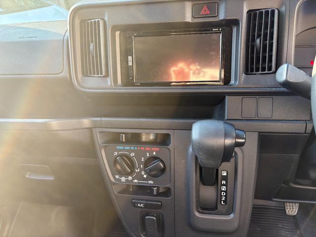 ハイゼットカーゴ デッキバン　ＡＴ　衝突被害軽減システム　両側スライドドア　キーレスエントリー　アイドリングストップ　電動格納ミラー　オートマチックハイビーム　ＡＢＳ　ＥＳＣ　エアコン　パワーステアリング　パワーウィンドウ（4枚目）