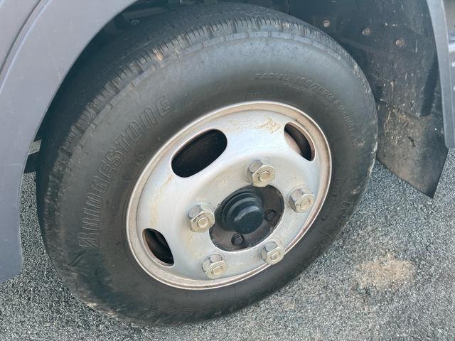 キャンター ベースグレード 2t 平ボデー 5速マニュアル キーレス ブルーテック 三方開 リヤWタイヤ(6枚目)